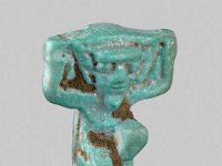 Aeg F 26  Aeg F 26, 30. Dynastie, Schu?, Hellblaue Fayence, H 1,7 cm, B 1,6 cm, T 0,9 cm : Bestandskatalog Ägypten, Museumsfoto: Claus Cordes